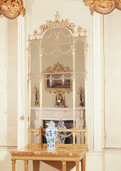 Mesa auxiliar y espejo de pier, tallados y dorados, diseñados por Robert Adam, 1777
